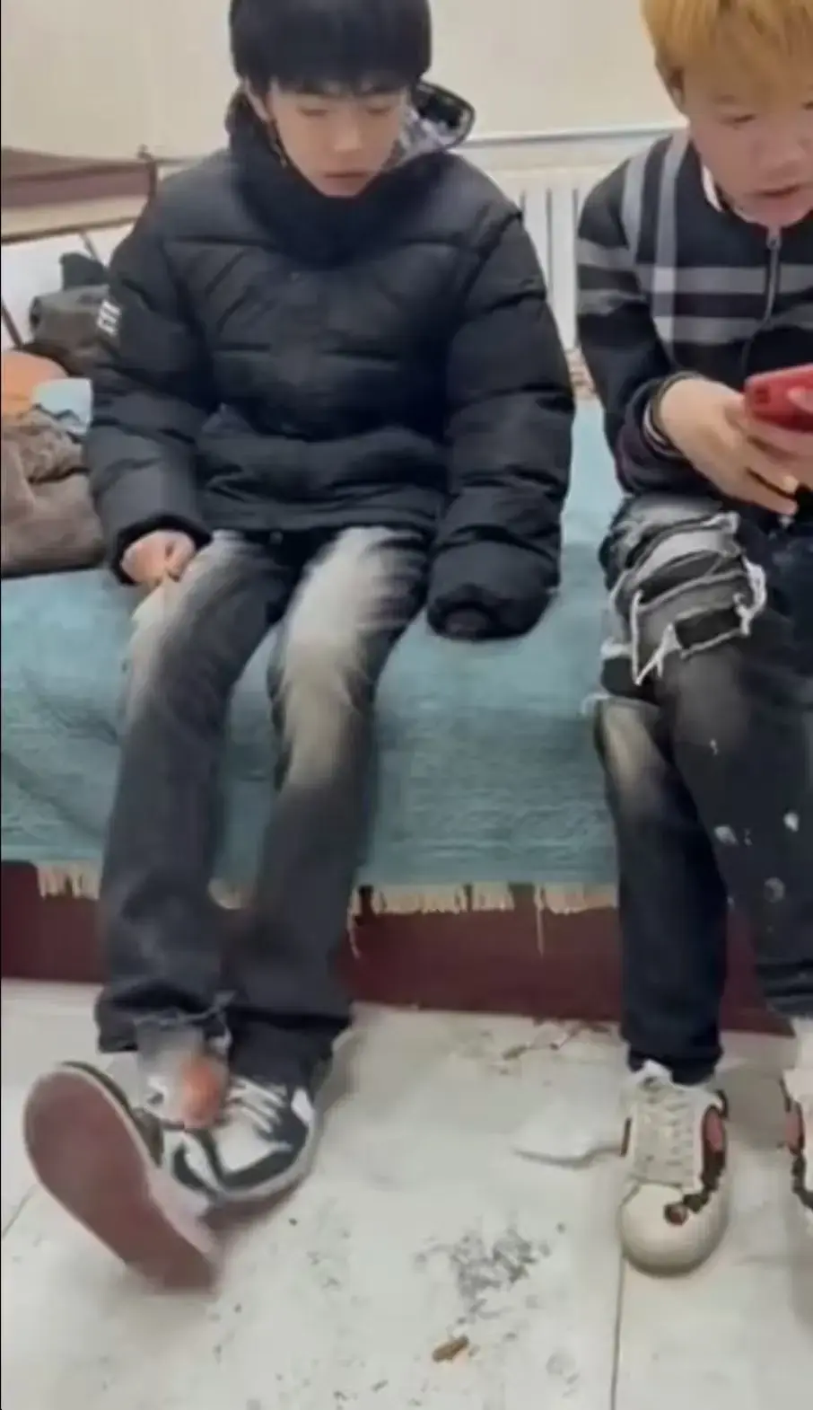 无符合要求的资源名，因为原视频中没有书名号《》包裹的内容，从标题分析可能的资源名如《轻奢小哥事件相关视频》《轻奢小子事件相关视频》《轻奢王相关视频》 等，但都不符合用书名号包裹且是标题内第一个书名号包裹内容的要求 。 