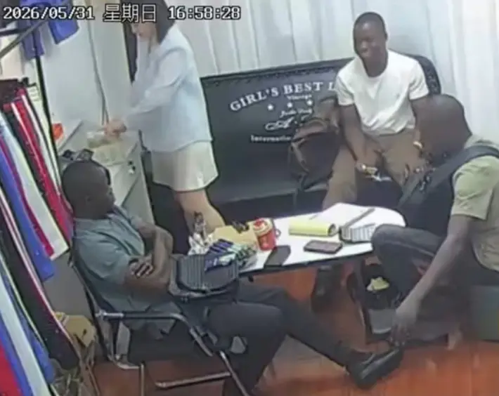 《三个黑人买衣服》